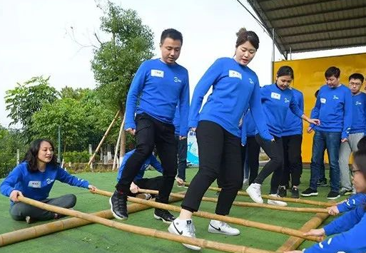 跳竹竿，傳統(tǒng)的團建游戲也可以創(chuàng)新來玩